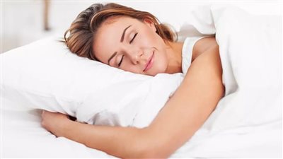 أضرار النوم على البطن.. ونصائح للتخفيف من آثاره السلبية