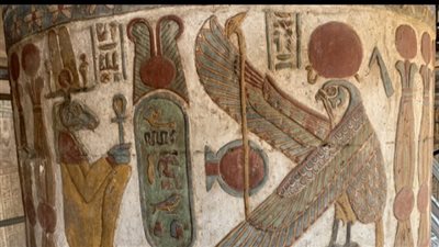 لأول مرة.. الآثار تعلن الكشف عن نقوش أسقف وجدران معبد إسنا 