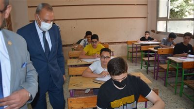 التحقيق مع معلم بتهمة تصوير امتحان اللغة العربية ونشره على مجموعات واتس آب بالقليوبية