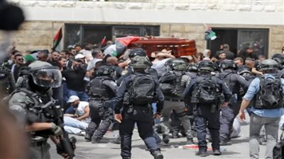 شرطة الاحتلال تفتح تحقيقا في اعتداء بعض عناصرها على جنازة شيرين أبوعاقلة 