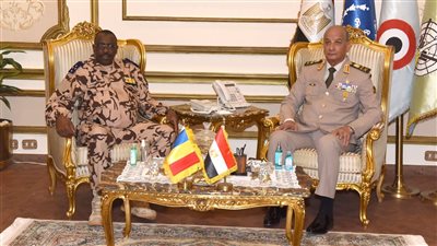 القائد العام للقوات المسلحة يلتقى وزير الدفاع الوطنى بجمهورية تشاد 