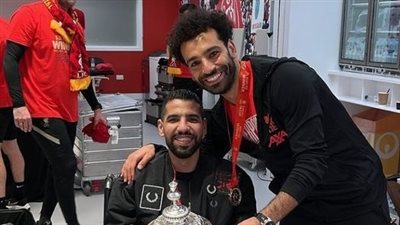 لاعبو ليفربول يحتفلون بكأس الاتحاد مع مؤمن زكريا | فيديو 