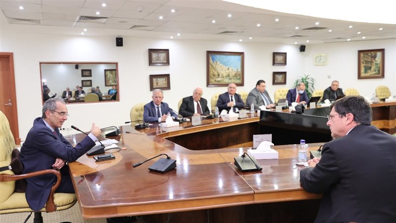 وزير الاتصالات خلال