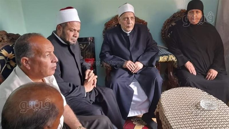 وفد الأزهر مع أسرة