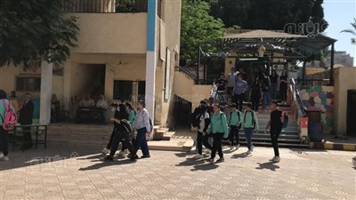 دخول طلاب الشهادة الإعدادية بالجيزة إلى اللجان لأداء امتحان اللغة الإنجليزية.. فيديو وصور 