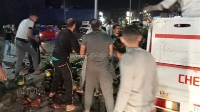 شلل مروري بطريق المحلة بسبب انقلاب سيارة بطيخ | صور