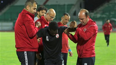  طبيب الأهلي يكشف عن فترة غياب ميكيسونى