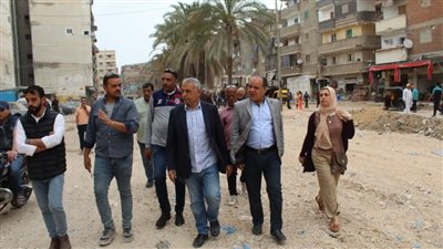 رئيس حي شرق الإسكندرية يتفقد أعمال تطوير عزبة القلعة