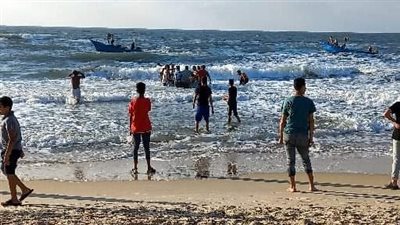 غرق شاب في شاطئ العريش وجهود مكثفة لانتشال الجثمان | فيديو