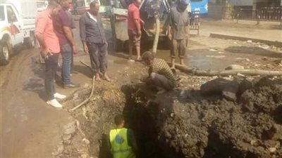 إصلاح كسر خط المياه بمنطقة الحرية في الجيزة 