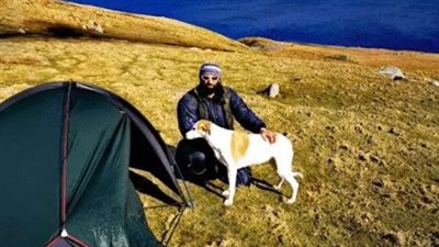 بريطاني خرج في رحلة سيرا على الأقدام للهروب من الاكتئاب فتزوج وأنجب | صور 