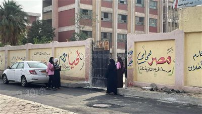 توافد طالبات أولى ثانوي لأداء امتحان اللغة الأجنبية الثانية بالقاهرة| فيديو وصور 