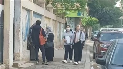 طلاب أولى ثانوي يراجعون التاريخ واللغة الأجنبية الثانية قبل دخول اللجان بمدرسة صلاح سالم| فيديو 