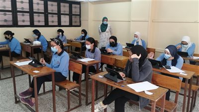 طلاب الصف الثاني الثانوي يؤدون امتحان اللغة الأجنبية الأولى.. اليوم 