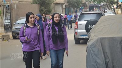 طلاب الصف الثاني الثانوي يتوافدون على مدارس مطروح لأداء امتحان اللغة الإنجليزية | فيديو