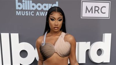 موقف طريف بين ميجان ذا ستاليون وكارا ديليفين في حفل BBMAs |فيديو