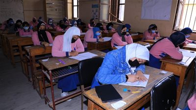 طلاب أولى ثانوي يؤدون امتحان التاريخ ورقيا بالمدارس 