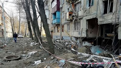 خدعة غريبة.. سر وجود تماثيل مسلحة في ساحات القتال بأوكرانيا