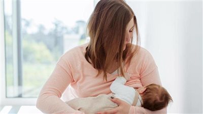 منها الحماية من الأمراض المعدية.. الصحة تكشف 4 فوائد للبن الأم