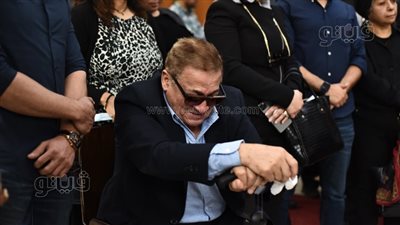 انهيار شقيق صلاح منتصر أمام جثمانه | فيديو