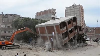 إزالات فورية لمبان مخالفة وإشغالات بشوارع الشرقية