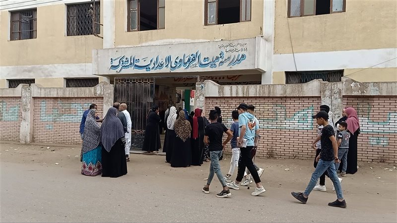 طلاب الشهادة الإعدادية