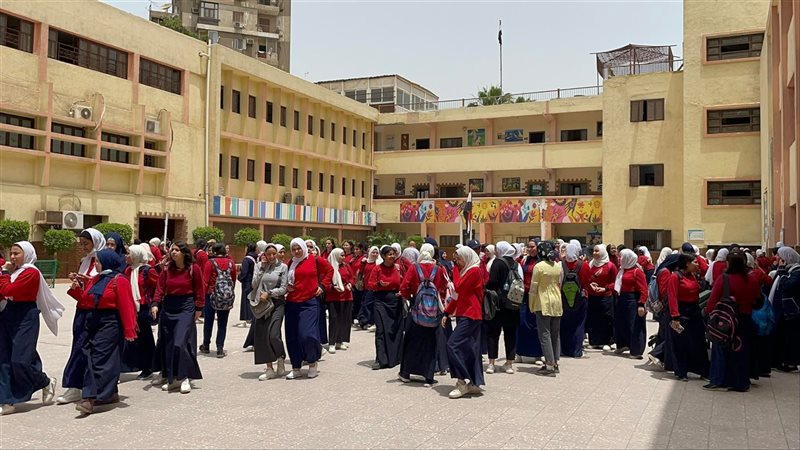 طلاب الصف الأول الثانوي