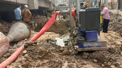 إصلاح ماسورة مياه بشارع الحرية في العمرانية | صور