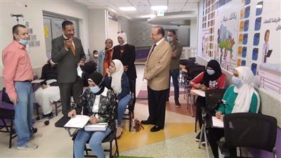  مدير تعليم الجيزة يكرم المشرف على امتحانات الشهادة الإعدادية في مستشفى 57357 | صور
