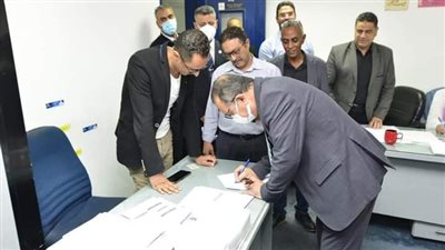 رئيس القابضة لمصر للطيران يشارك في الانتخابات النقابية للشركة