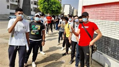 توافد طلاب ثانية ثانوي على لجان القاهرة لأداء امتحان اللغة الأجنبية الأولى| فيديو 