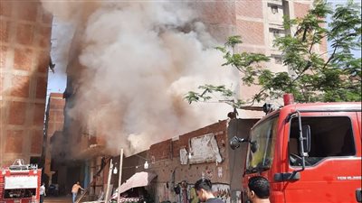 إخماد حريق نشب داخل مخزن أخشاب في منشأة ناصر