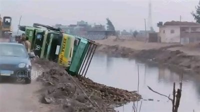 انقلاب سيارة محملة ببنجرالسكر في الشرقية|صور