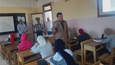 محمد السعداوى تابع امتحانات الصف الثانى الثانوى بمنشأة ابوعمر التعليمية 