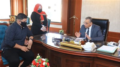 محافظ سوهاج يلتقي 100 مواطن لبحث مطالبهم وحل شكواهم