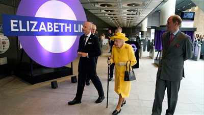 ملكة بريطانيا تفتتح خط قطار باسمها في لندن