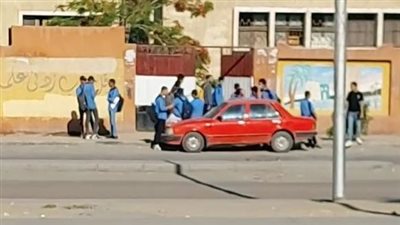 بدء دخول طلاب الصف الأول الثانوي لأداء امتحانات اللغة الإنجليزية بمدارس القاهرة | فيديو 