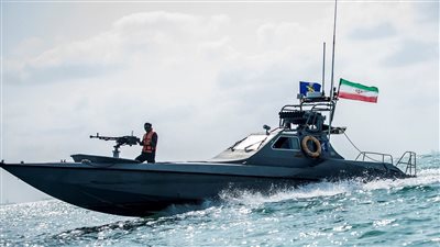 إيران تصادر سفينة تنقل وقودا وتحتجز طاقمها