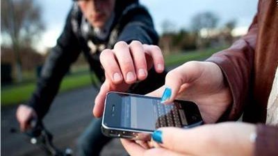 ضبط عاطل بتهمة خطف الهواتف المحمولة من المواطنين بالدرب الأحمر