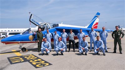 توم كروز يلتقي طيارين فرنسيين قبل عرض Top Gun:Maverick في كان السينمائي