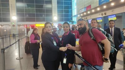 احتفالا بالعيد الـ59.. مطار القاهرة يوزع الحلوى على المسافرين