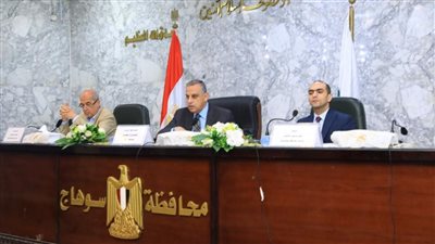 محافظ سوهاج يناقش الموقف التنفيذي لعدد من المشروعات الخدمية والتنموية 