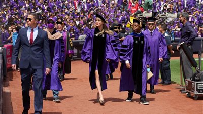 تكريم تايلور سويفت بالدكتوراه الفخرية للفنون الجميلة من جامعة نيويورك.. صور