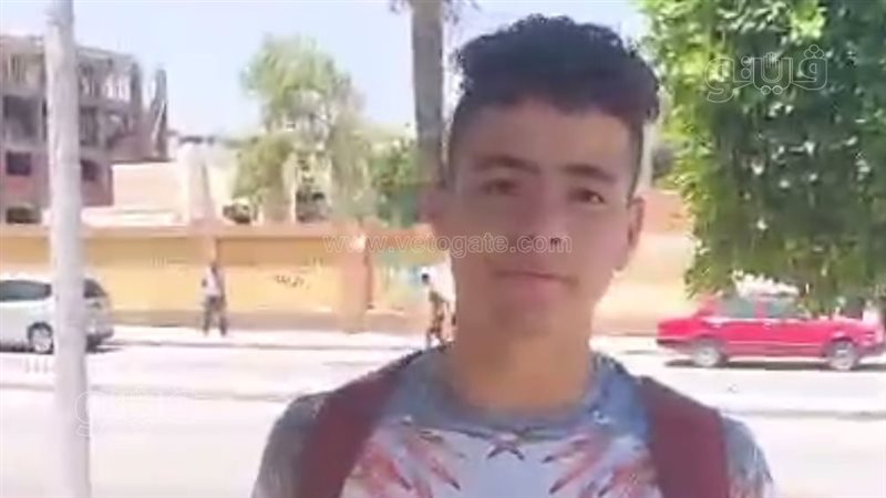 طالب بالصف الأول