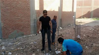 إزالة قواعد خرسانية لبناء مخالف في الحرانية بالجيزة | صور