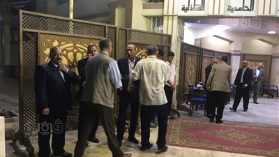 ضياء عبد الخالق يتلقى عزاء والده بمسجد الحامدية الشاذلية| فيديو