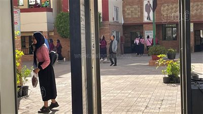 لحظة دخول طلاب ثانية ثانوي لتأدية امتحان الجبر وحساب المثلثات بالجيزة | فيديو