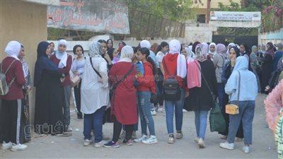 وداعا لامتحانات الإعدادية.. تجمع طلاب ثالثة إعدادي أمام اللجان قبل امتحان الدراسات بالجيزة | فيديو