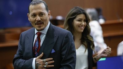 حقيقة وجود علاقة عاطفية بين جوني ديب ومحاميته كاميل فاسكيز 