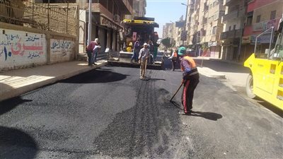 استكمال أعمال رصف شوارع مدينة منفلوط ضمن خطة أسيوط لتحسين حالة الطرق